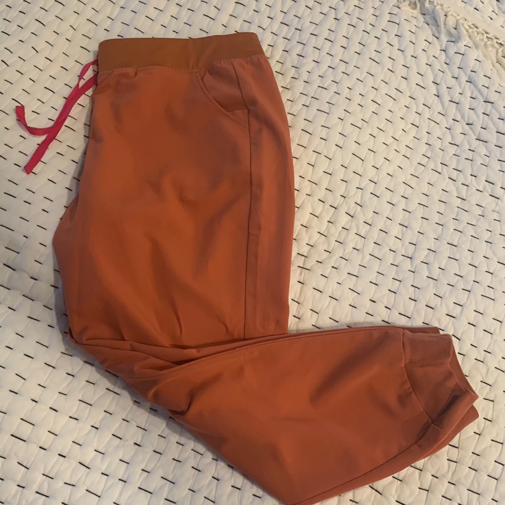 Figs Zamora Jogger Bottoms Size XXL in Terracotta